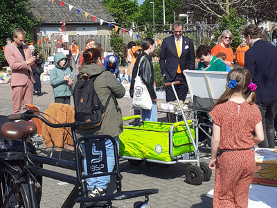 912808 Afbeelding van het korte bezoek van burgemeester Sharon Dijksma (3e van rechts) aan de festiviteiten ter ...